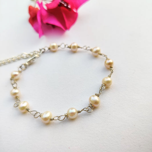 Dainty Natural Pearls Bracelet